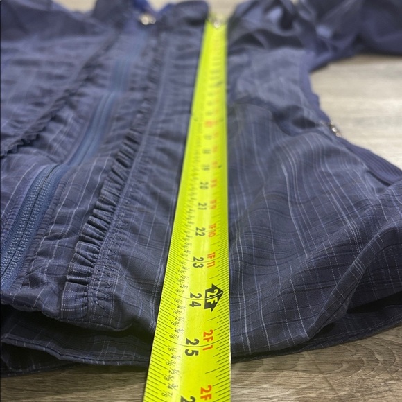 Lululemon “Ahead of the Curve” Ruffle Plaid Jacket Sz 4 Metal Logo Zippers - Picture 5 of 9